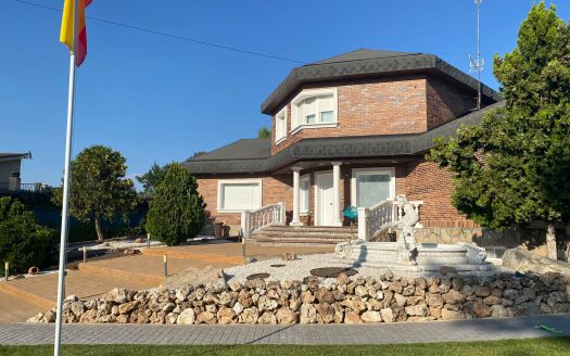 IMPRESIONANTE CHALET EN VILLAVICIOSA DE ODON